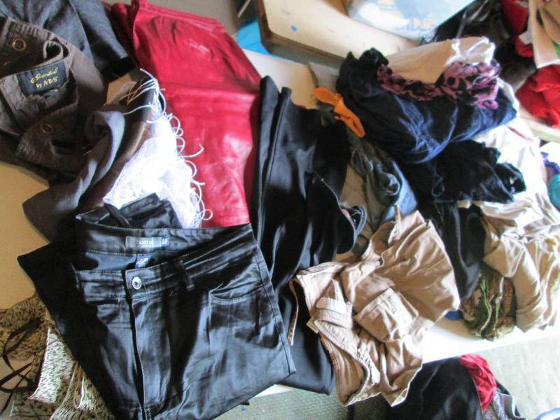 Lot of mainly ladies clothing...