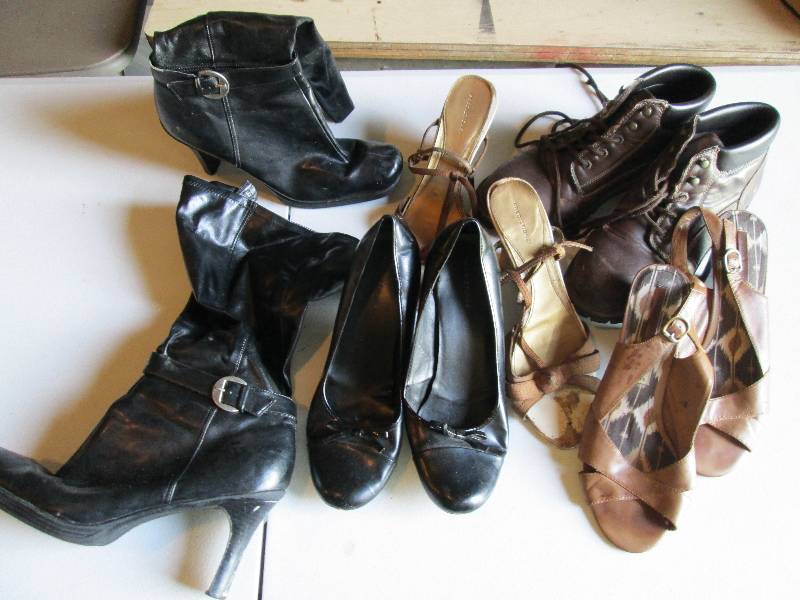 Lot of ladies shoes...
