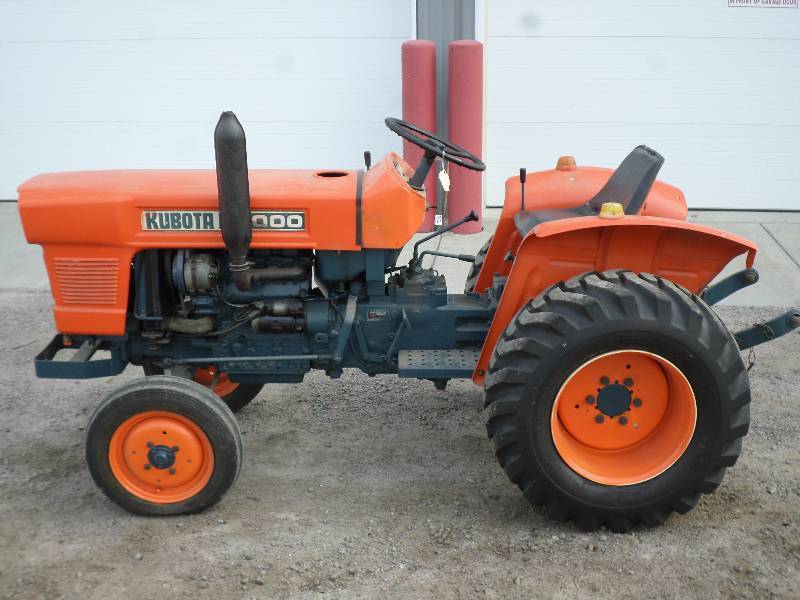 lot 3 image: Kubota L2000 Tractor, 3-Cylinder Di...