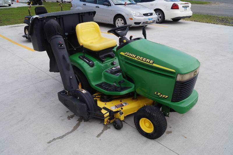John Deere LX277 Lawn Tractor
