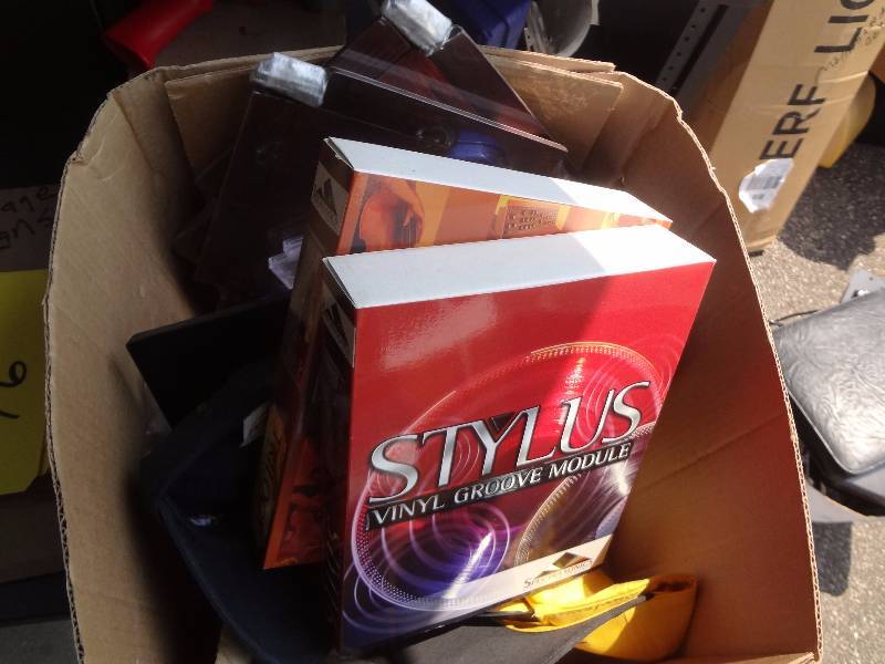 lot 14 image: Box Lot