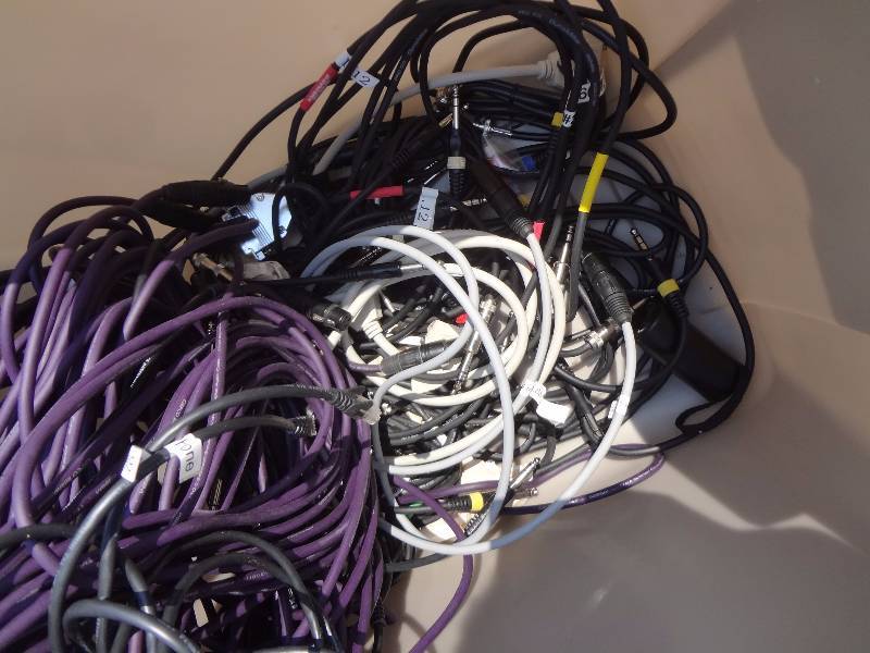 lot 39 image: Lot of Cords
