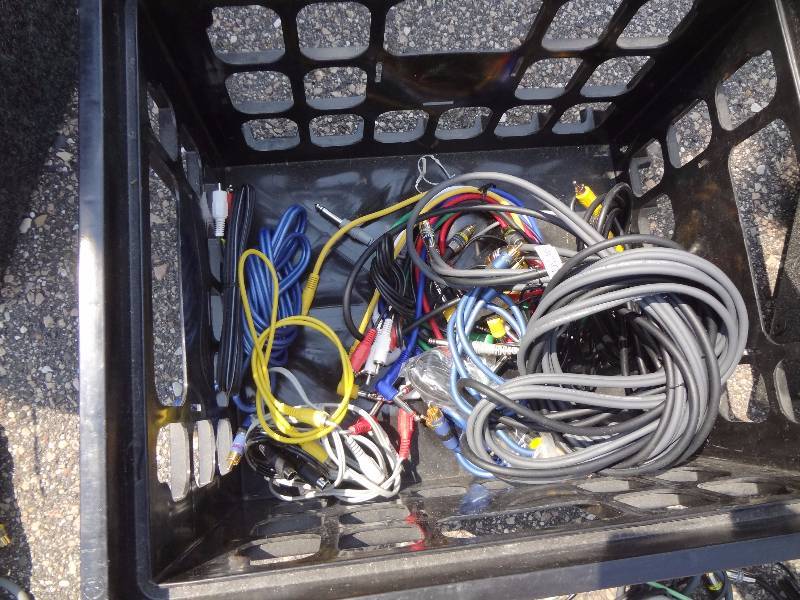 lot 48 image: Lot of CablesCordsAVs