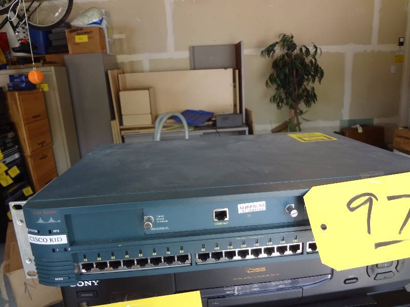 lot 97 image: Cisco Catalyst 2900 XL