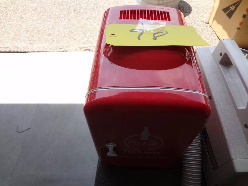 lot 98 image: Tiny Coke Cooler