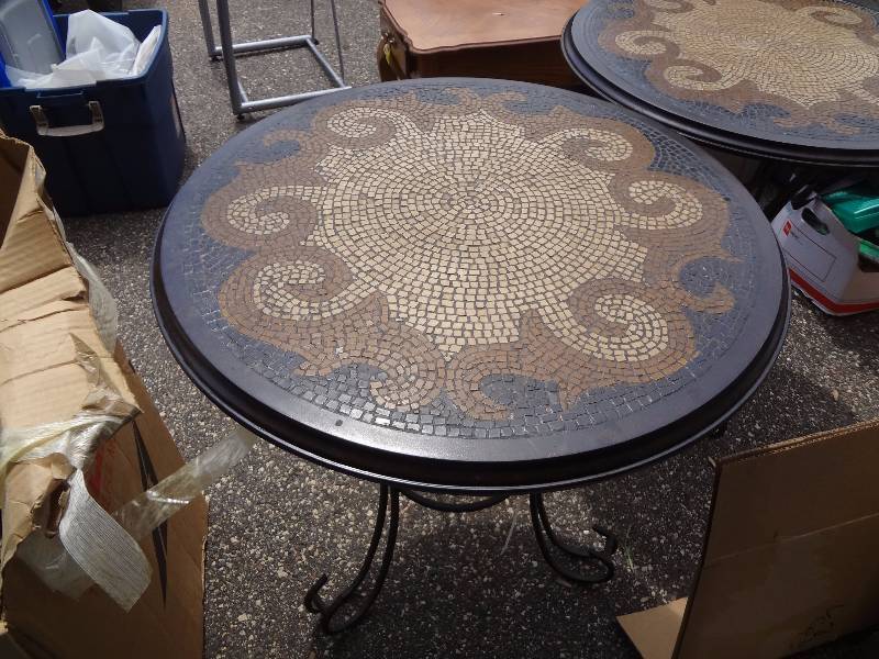 lot 116 image: Table