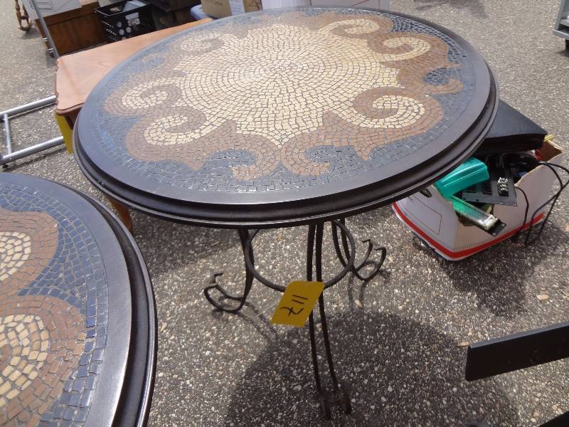 lot 117 image: Table