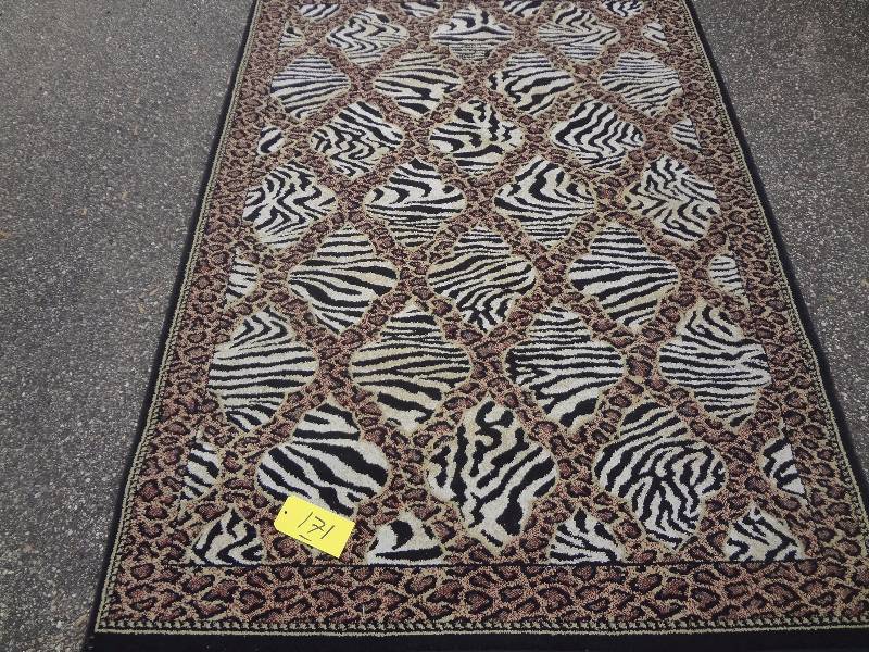 lot 171 image: Rug