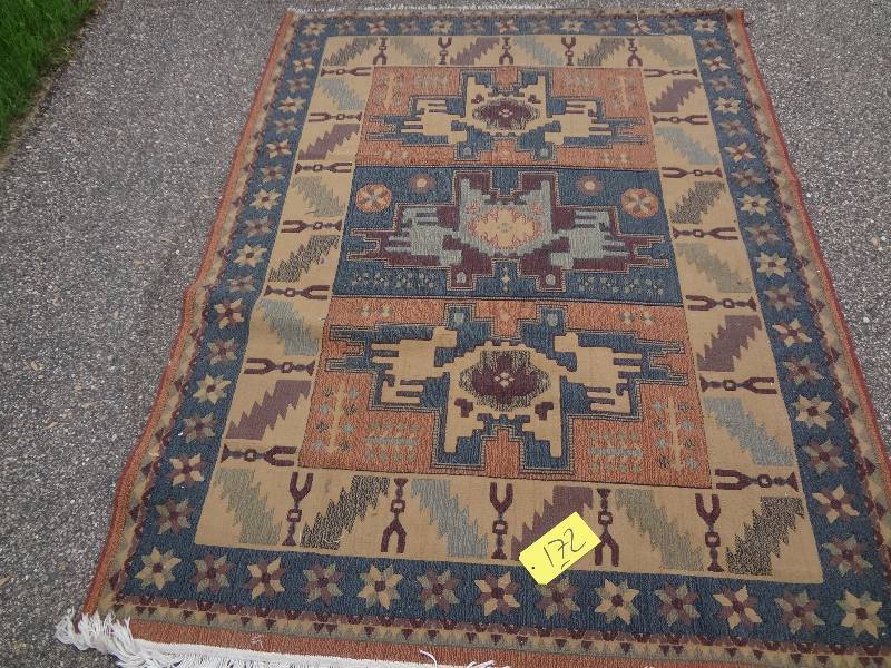 lot 172 image: Rug