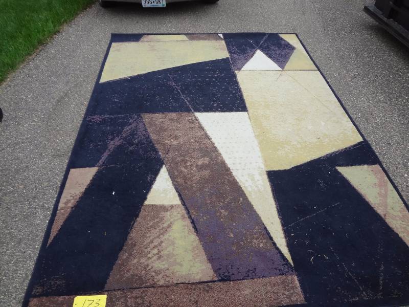 lot 173 image: Rug