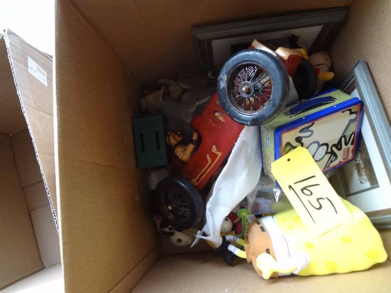 lot 165 image: Decorator ItemsToys