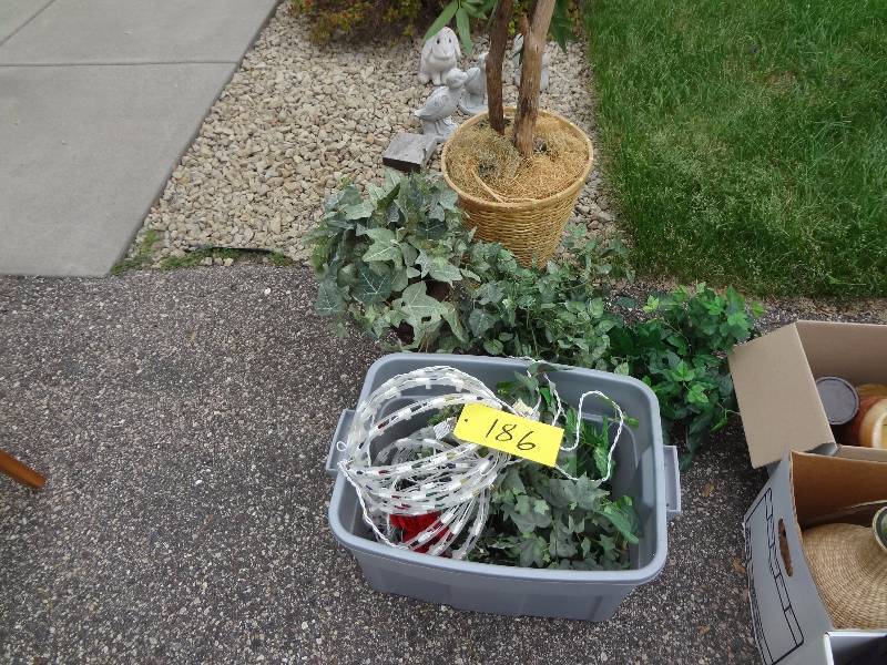 lot 186 image: Fake Plants
