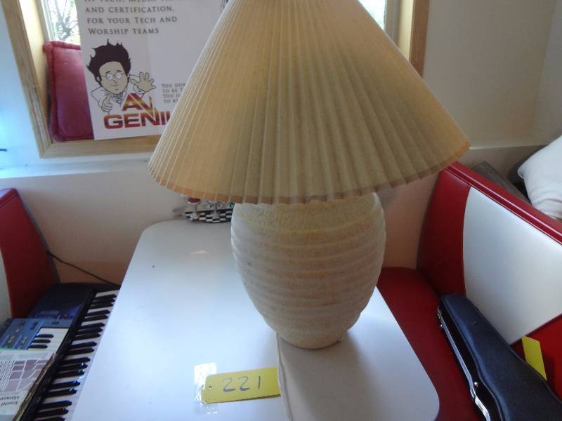 lot 221 image: Large Lamp