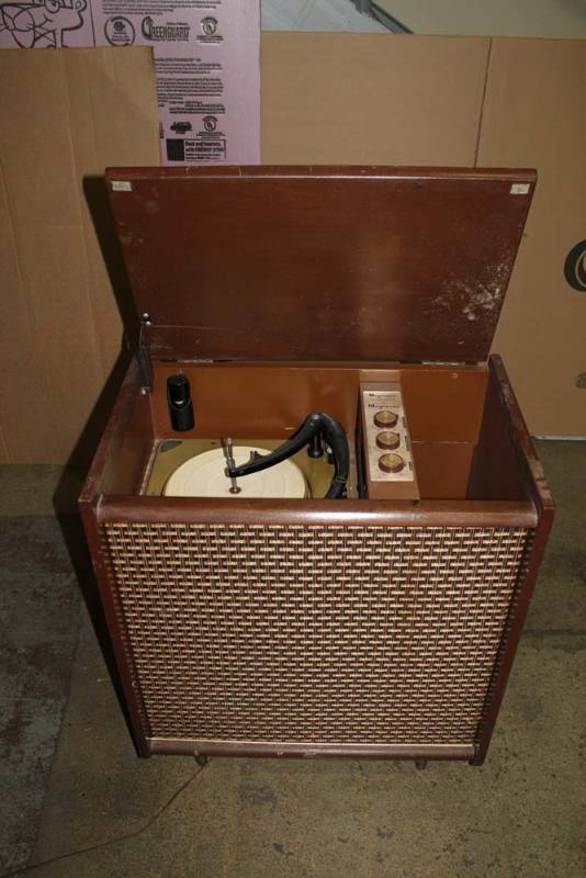 lot 102 image: Mid-Century Modern Record Player Console
