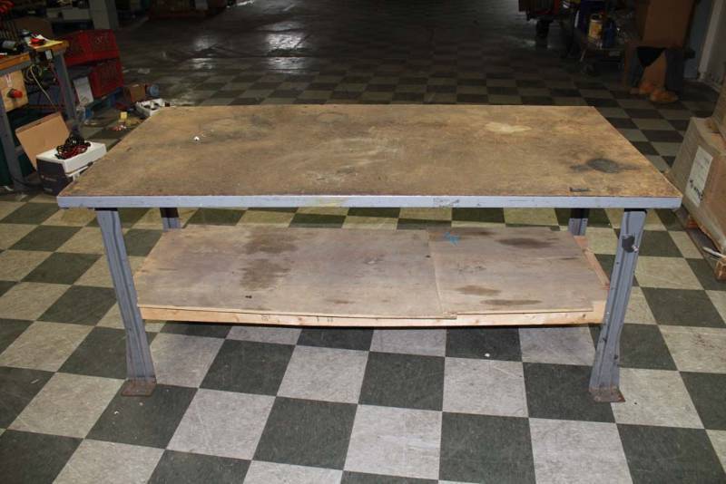 lot 105 image: Packing and Shipping Station 72 x 36