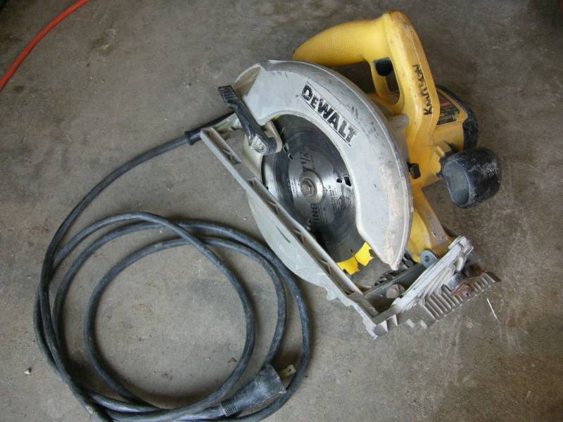 lot 4 image: Dewalt circular saw