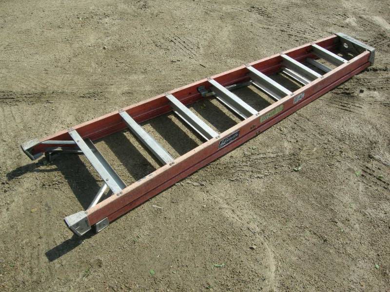 lot 18 image: 8 fiberglass ladder
