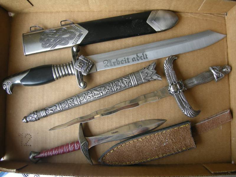 lot 29 image: 3 dagger style knives