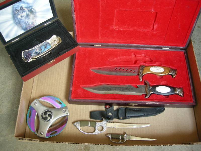 lot 30 image: Group of knives