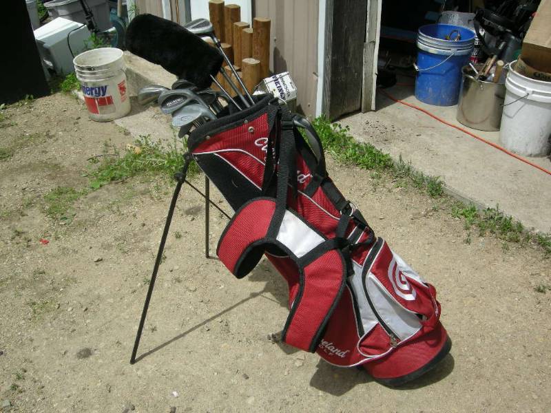 lot 40 image: Cleveland golf bag