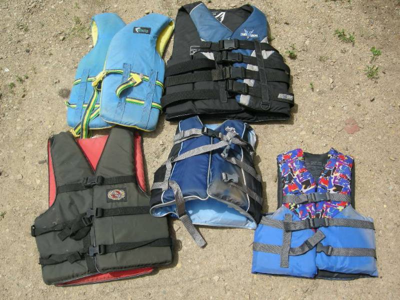 lot 43 image: Group of 5 life jackets