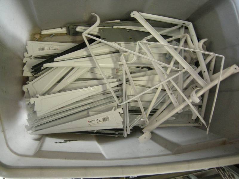 lot 44 image: Metal shelf brackets