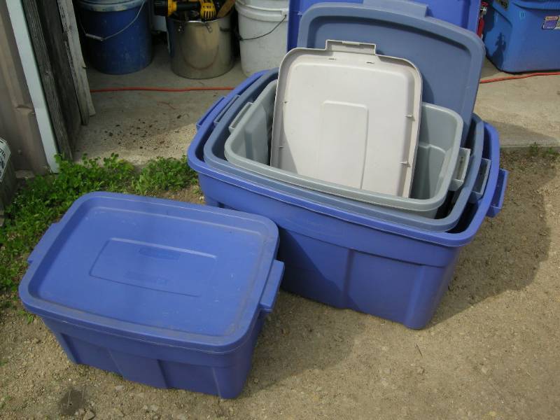 lot 58 image: 4 Rubbermaid totes