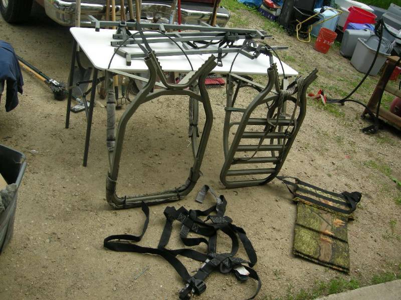 lot 67 image: Deer stand