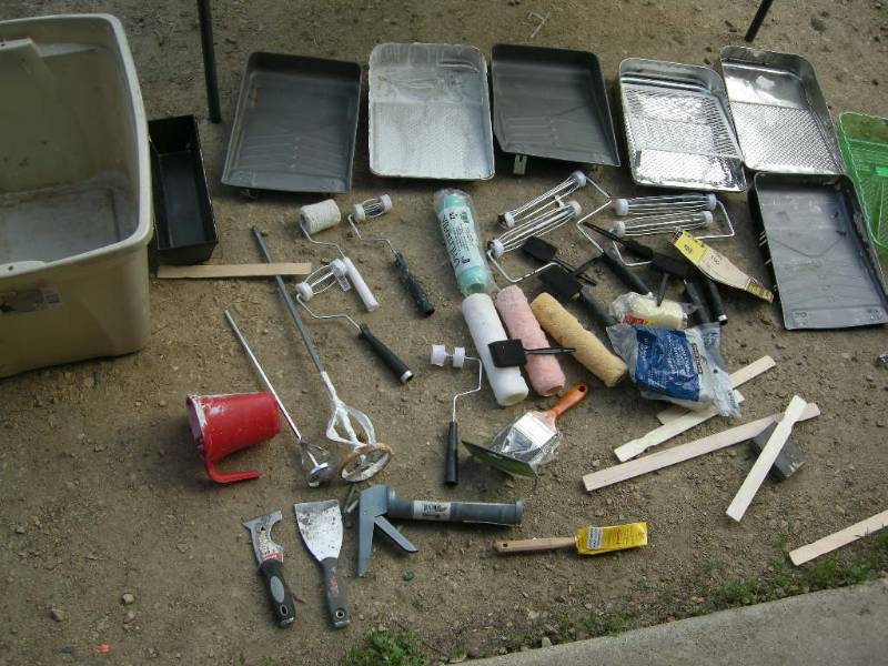 lot 72 image: Painting supplies