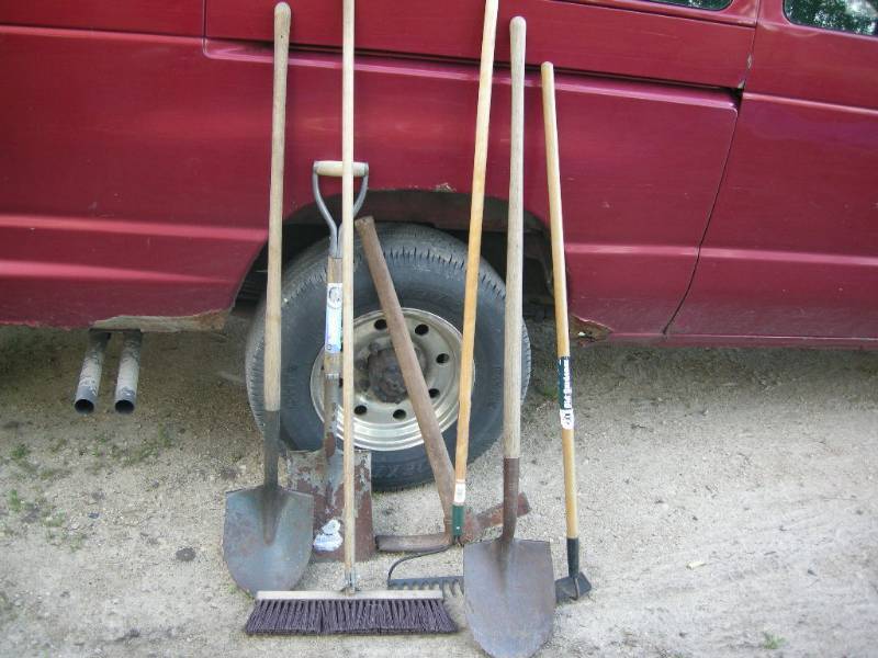 lot 81 image: Yardgarden tools