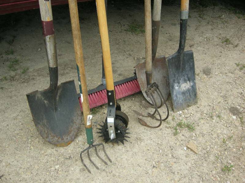lot 82 image: Yardgarden tools
