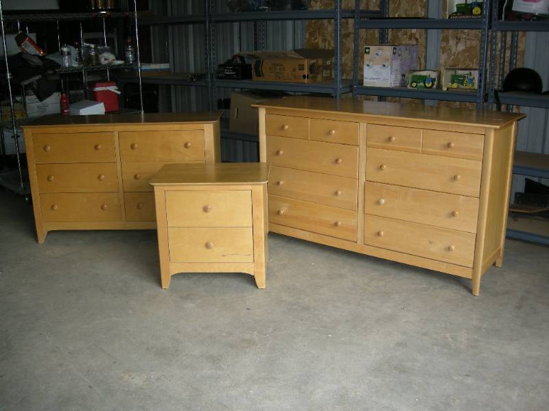 lot 16 image: Bedroom set