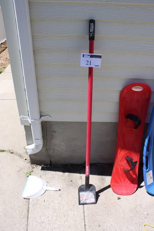 lot 21 image: Bullys Tools Pro Grade Flooring ScraperIce Scraper.