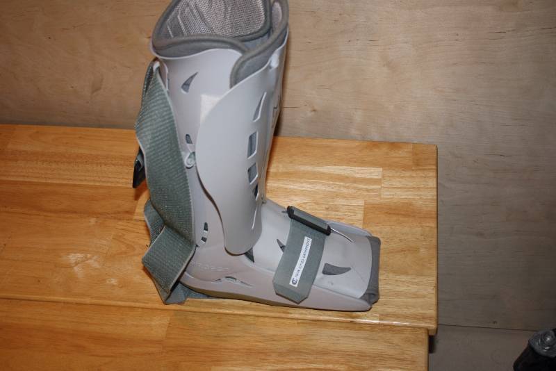 lot 25 image: XP Walker Medical Assistance Walking Boot Medium 01P-M Aircast.