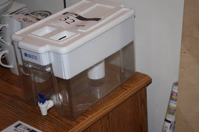 lot 32 image: Brita Water Filter Large Tank Plastic WSpout.