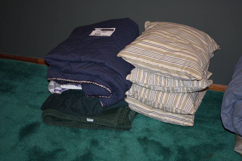 lot 86 image: Lot of (7) Including Full Size Bedding Set Full Size Comforter Twin Size Blanket Pillows (4).