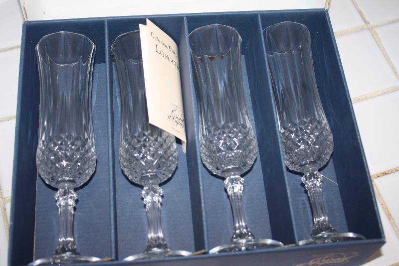 lot 9 image: Longchamps Glass Champagne Flutes.