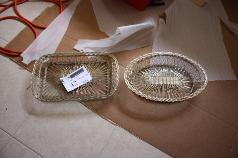 lot 42 image: Lot of (2) Woven Silver Trays 17.5 x 10.5 x 2.5.