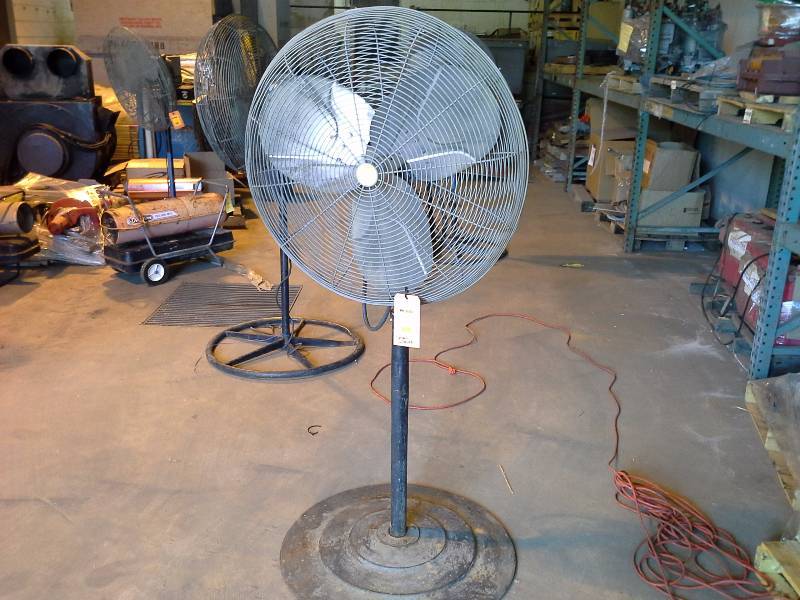 lot 9 image: Commercial Pedestal Fan