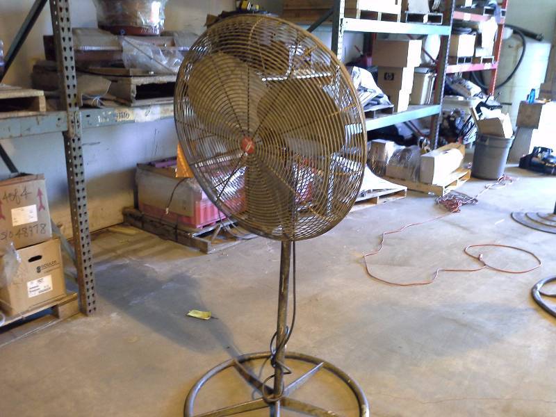 lot 10 image: Commercial Pedestal Fan