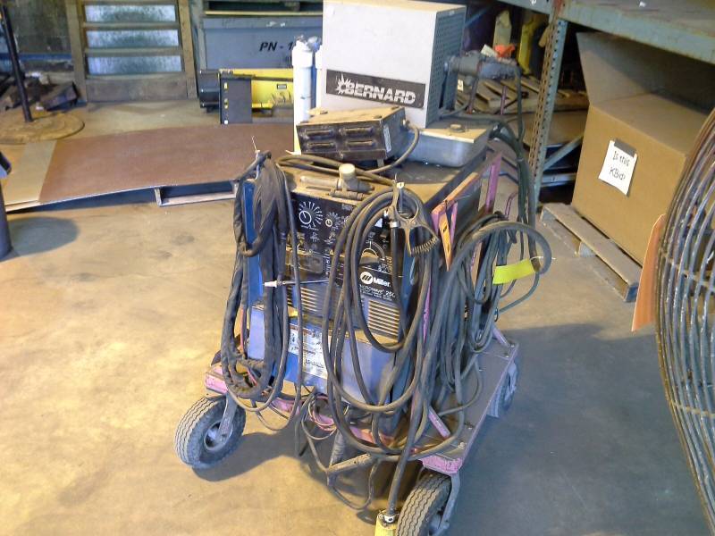 lot 18 image: Miller Syncrowave 250 Welder