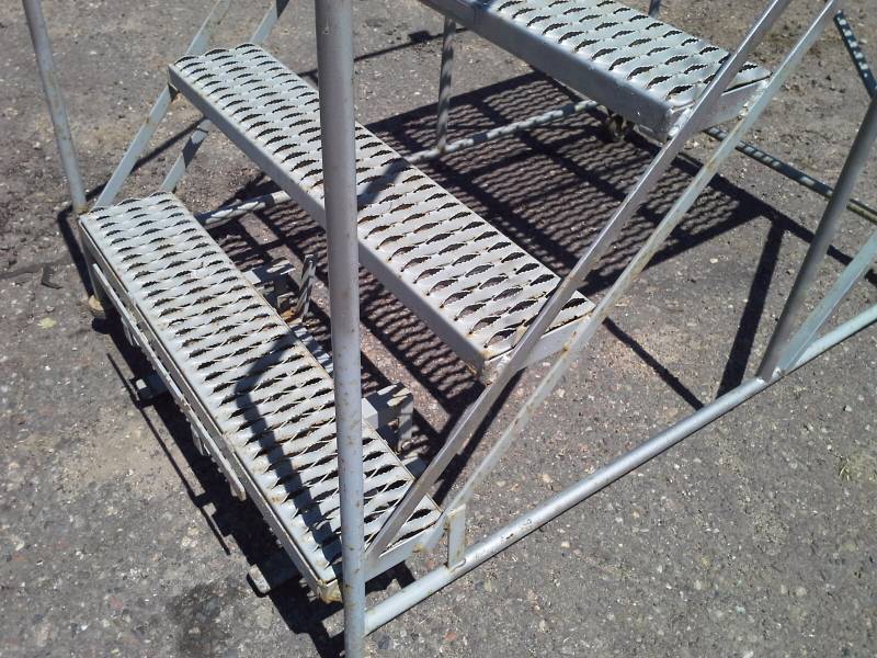 lot 32 image: Large Rolling Ladder Platform