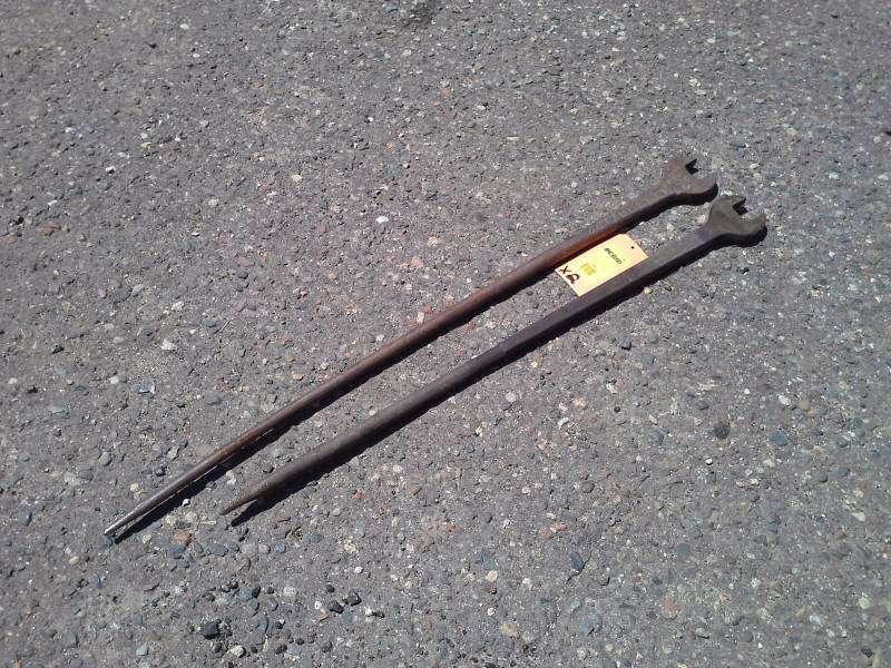lot 35 image: Wrenches (2)