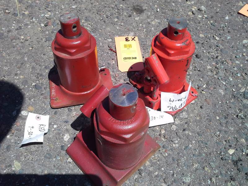 lot 37 image: Bottle Jacks (3)