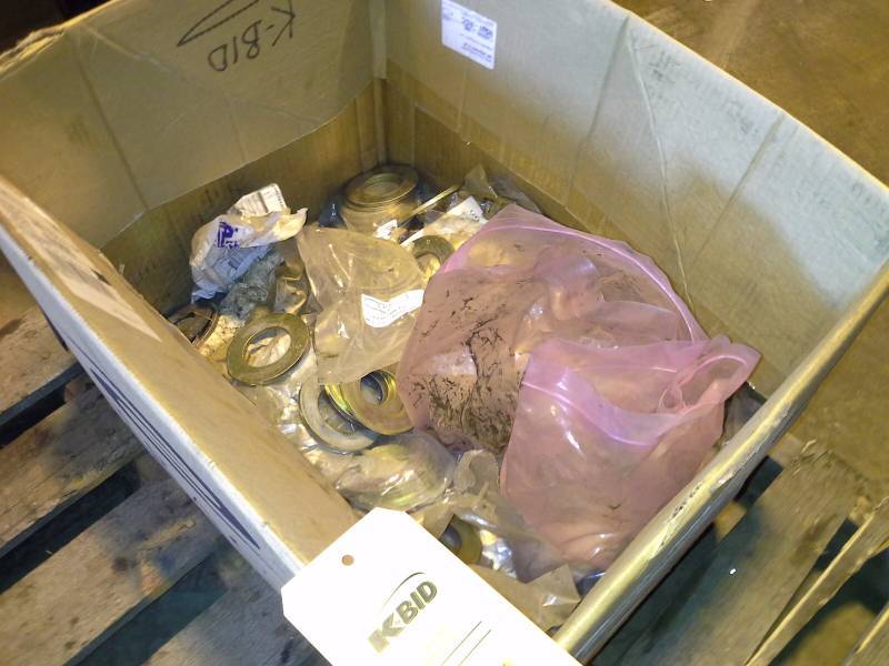 lot 101 image: Box of Zinc Washers