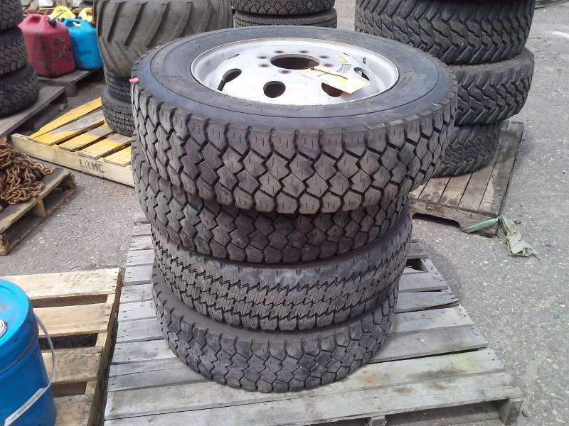 lot 79 image: Tires (4)