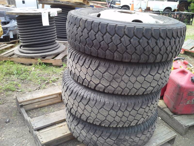 lot 85 image: Tires (4)