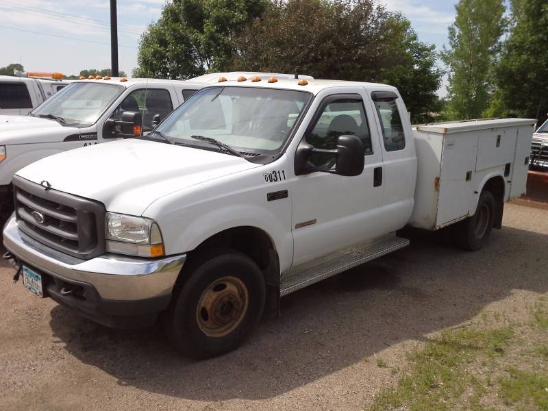 lot 1 image: 2004 Ford Utility Truck