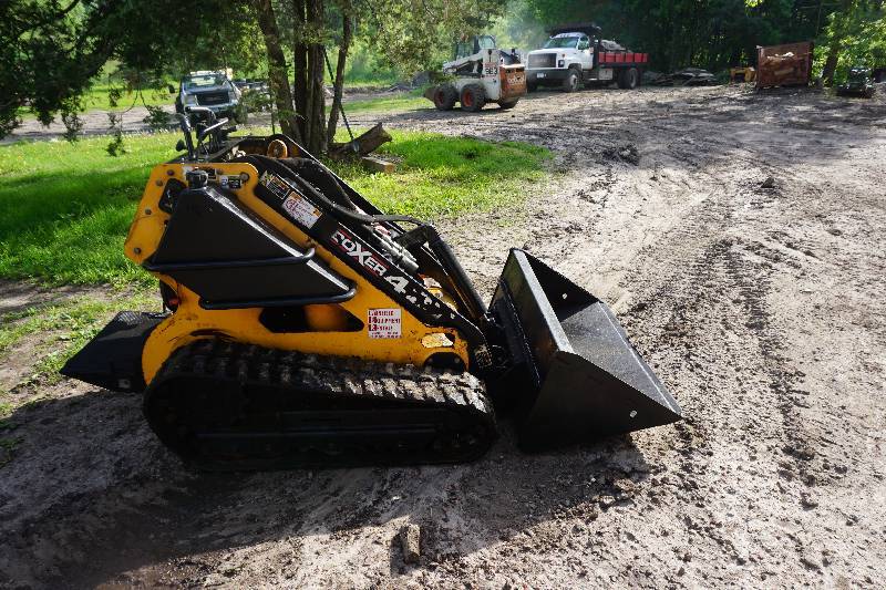 lot 11 image: Boxer Brand Model 427 Mini Tracked Bobcat Skid Loader Skid Steer