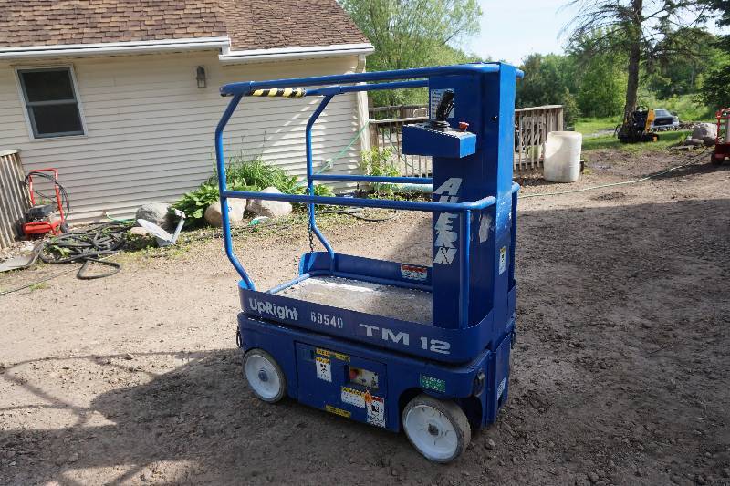 lot 20 image: Upright Model TM12 Battery Powered Scissors Lift